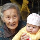 Grossmutter mit Enkelin / China