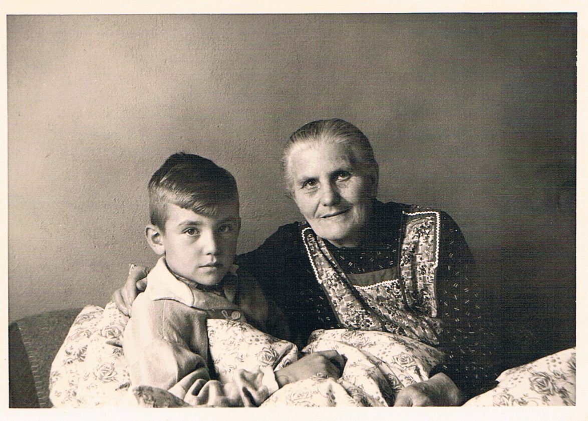 Großmutter und Enkel