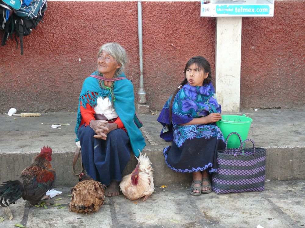 Großmutter und Enkelin auf einem Markt in Mexico