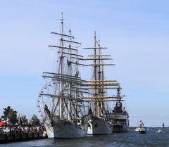 Großsegler und Fregatte am Pier von Warnemünde