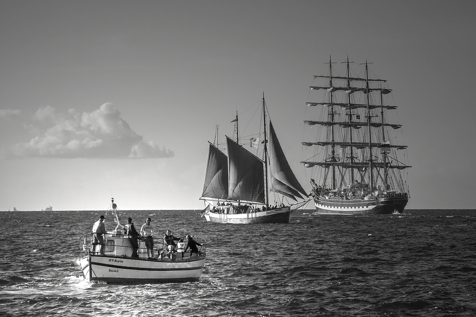 Großsegler vor Warnemünde während der Hanse-Sail -Thementag S/W Freitag