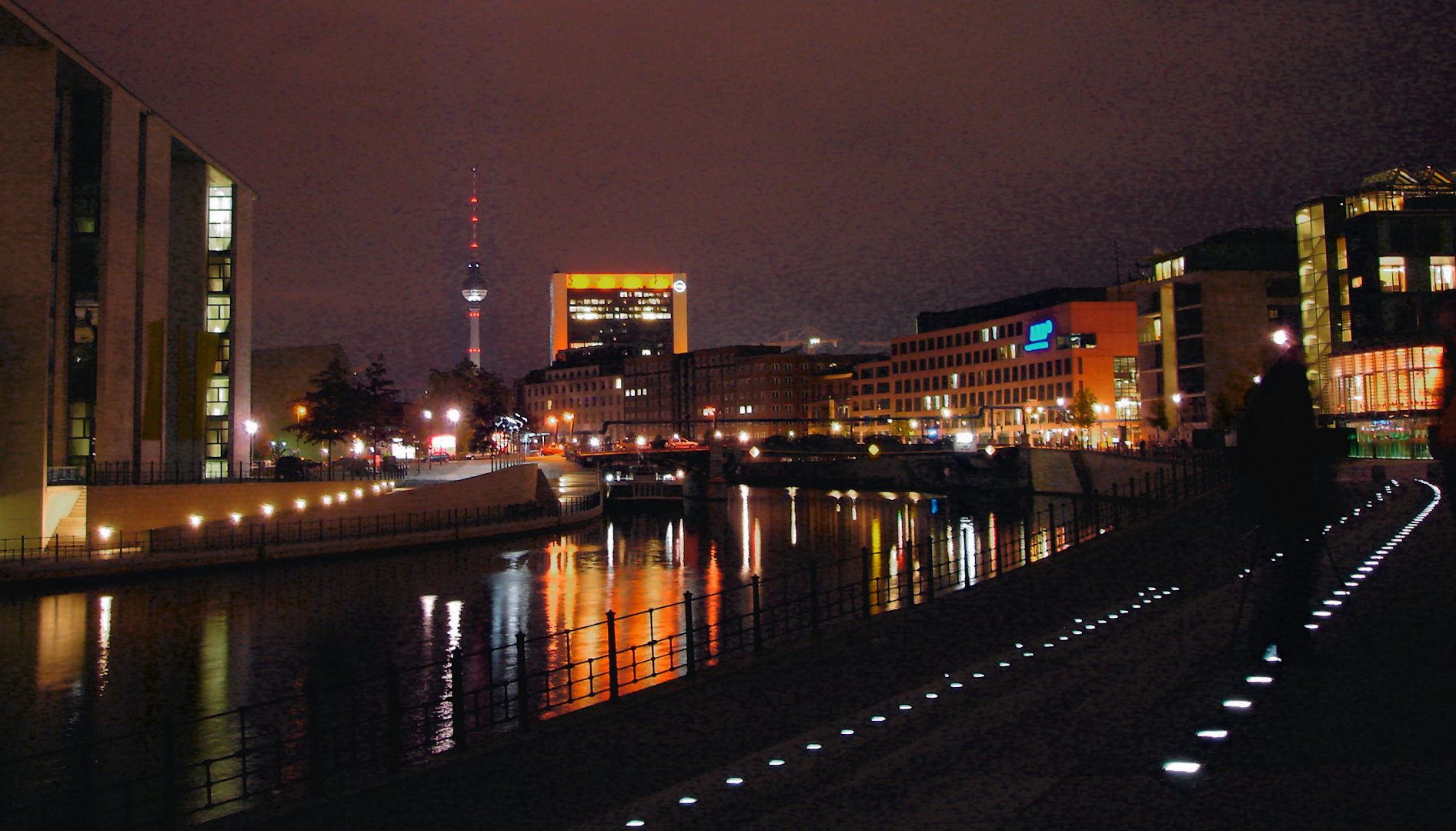 Großstadtlichter in der Spree