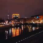 Großstadtlichter in der Spree