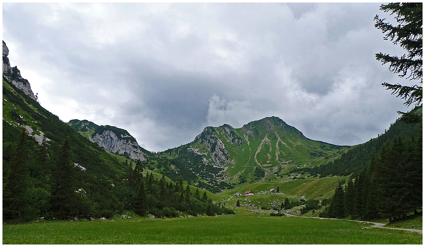 Großtiefenthalalm, dahinter die Rotwand