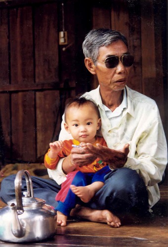 Grossvater mit Enkel in einer Kakaoplantage in der Provinz salavan im Süden von Laos