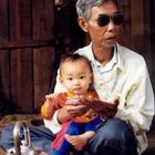 Grossvater mit Enkel in einer Kakaoplantage in der Provinz salavan im Süden von Laos