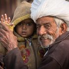 Grossvater mit Kind nahe Jaipur in Indien