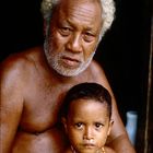 Großvater mit seinem Enkel auf Fais