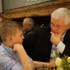 Grossvater und Enkel im Gespräch miteinander