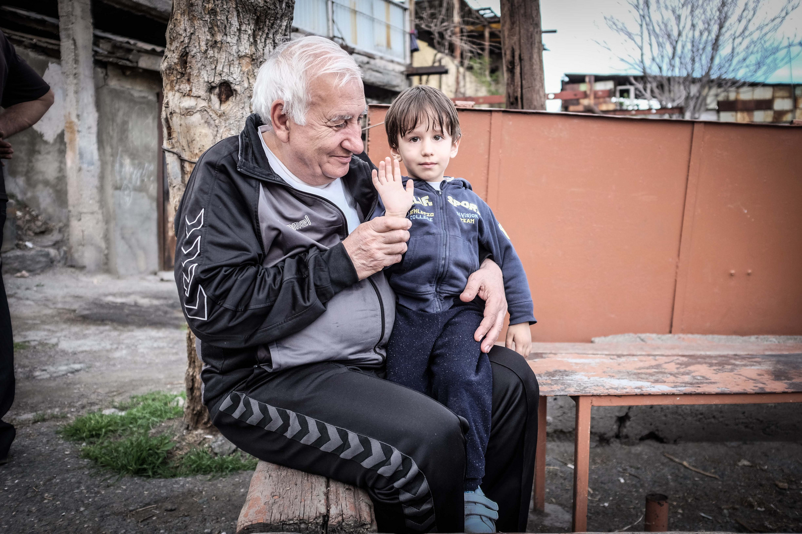 Großvater und Enkel in Kond/Yerevan (Armenien)