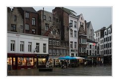 Grote Markt bij avond.