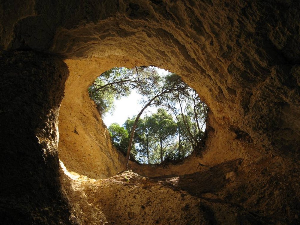 Grotta marina con camino e giardino pensile