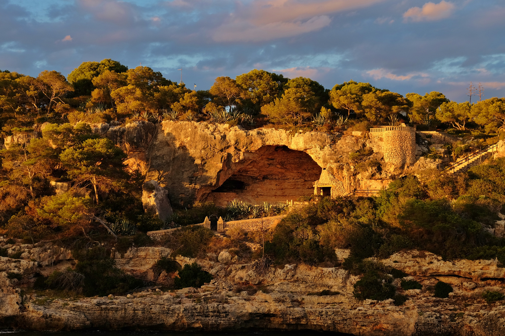 Grotte in Cala Figuera im Abendlicht