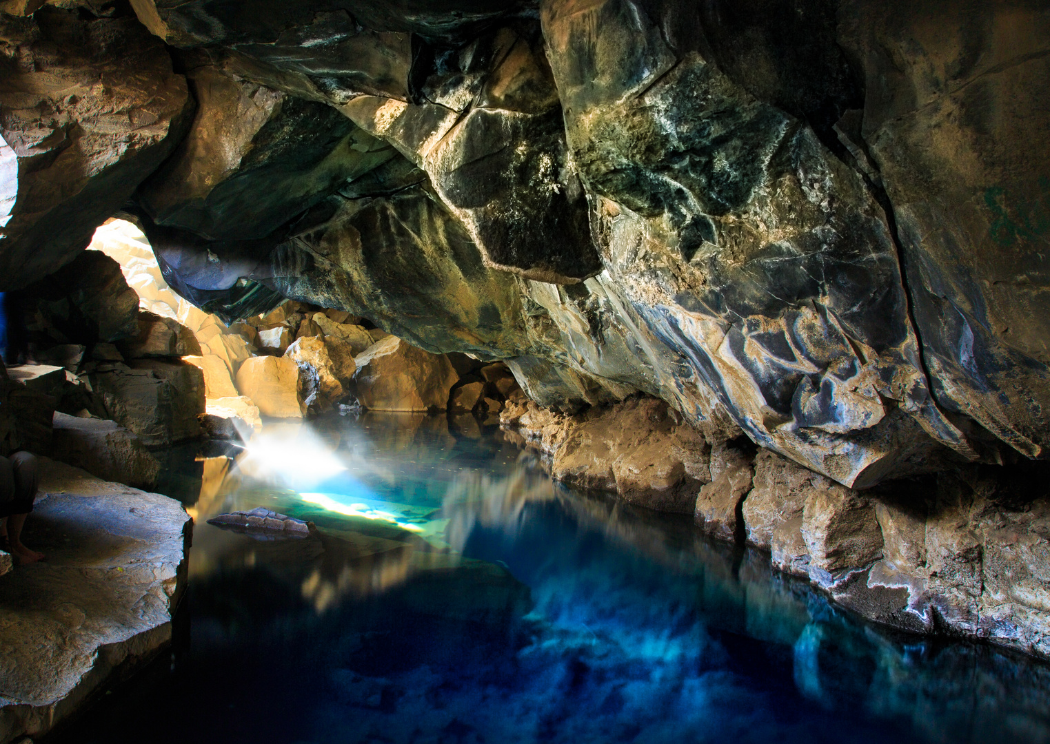 Grotte in Island bei Myvatn (Mückensee)