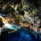 Grotte in Island bei Myvatn (Mückensee)