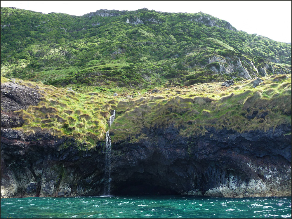 Grotte mit Wasserfall
