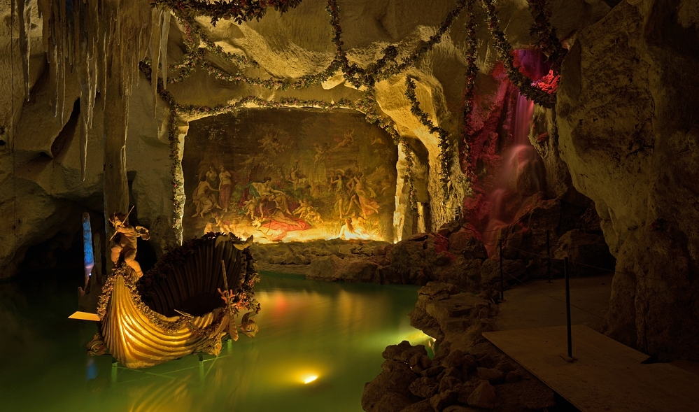 Grotte mit Wasserfall im Schloss Linderhof. König Ludwig II. liebte Grotten. Die künstliche...