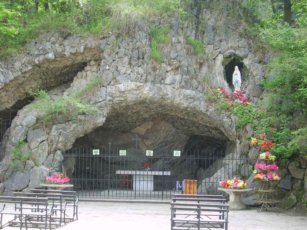 Grotte unterhalb der Kapelle