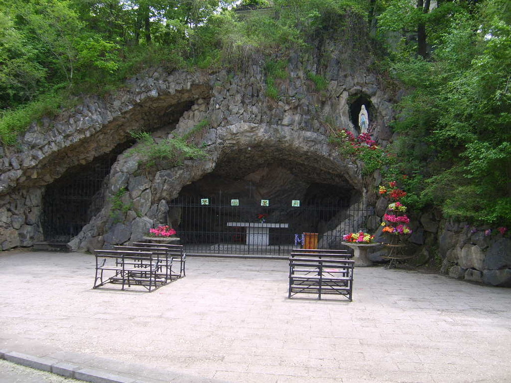 Grotte unterhalb der Kapelle