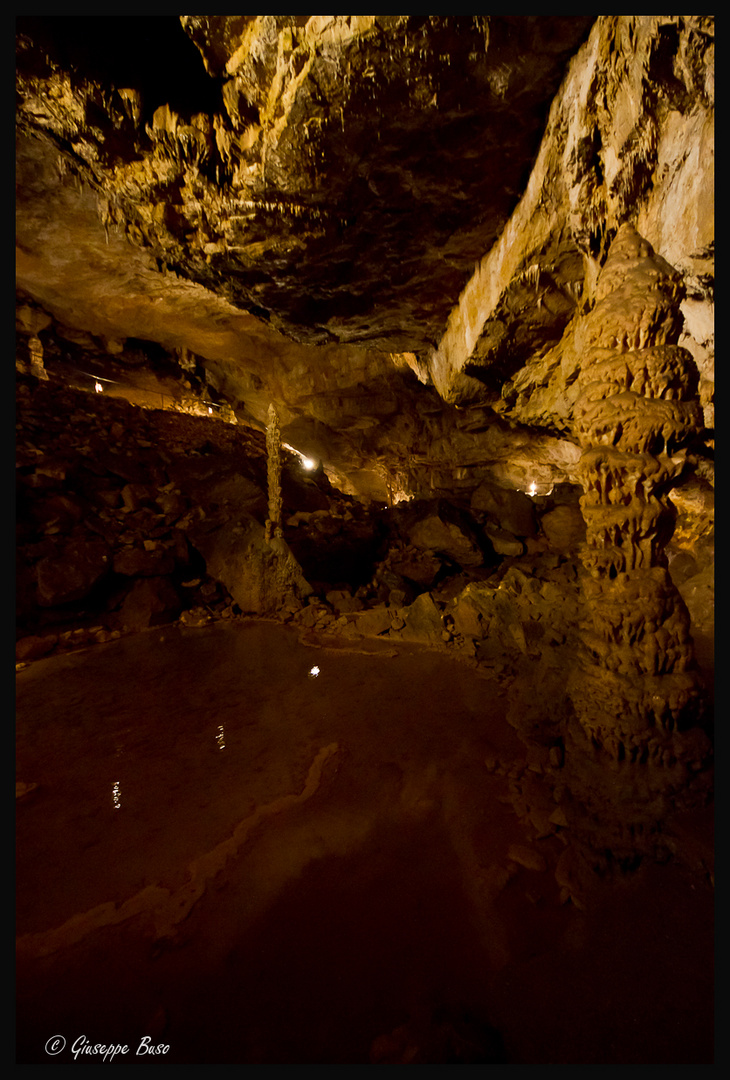 Grottensee in Tropfsteinhöhle bei Réclère, Schweiz