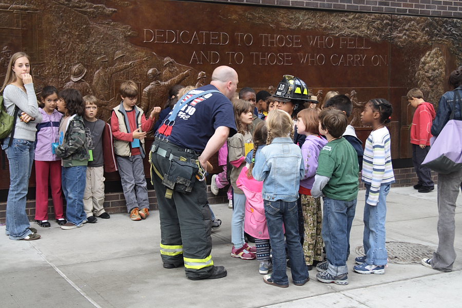 Ground Zero - Schulklasse und Firefighter