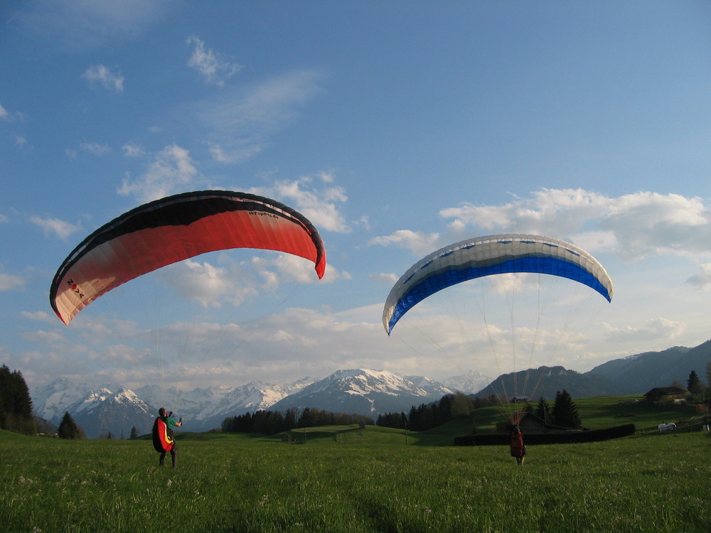 Groundhandling mit dem Gleitschirm in Hinang (Allgäu)