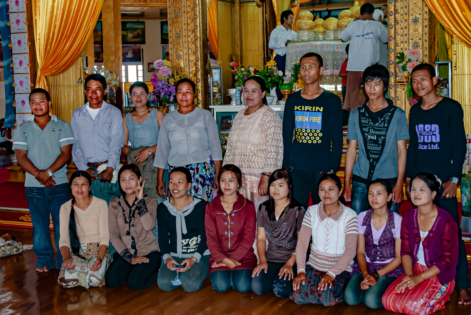Group photo in Phaung Daw Oo Pagoda
