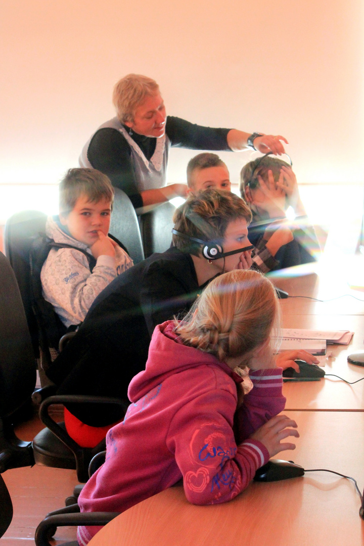 Group portrait in school library.