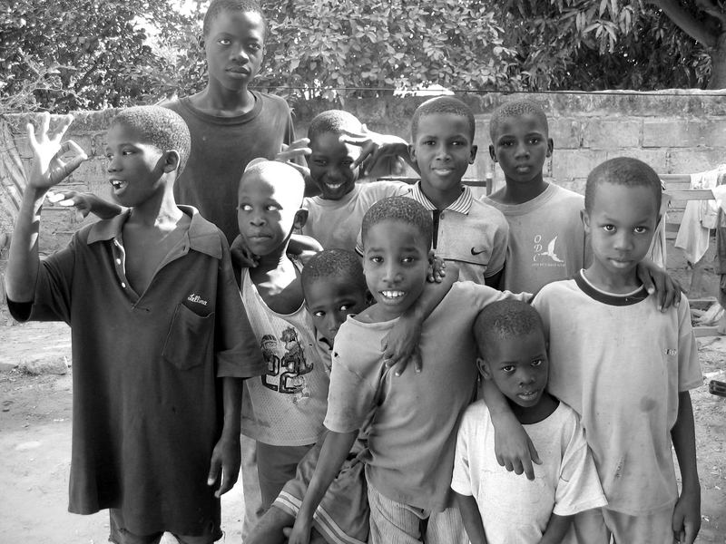 Groupe d'enfants au village (sénégal)