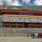 Groups memorable photo at the Drepung Gomang Monastery