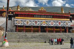 Groups memorable photo at the Drepung Gomang Monastery