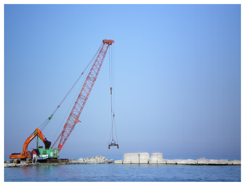 grua cubos cielo y mar