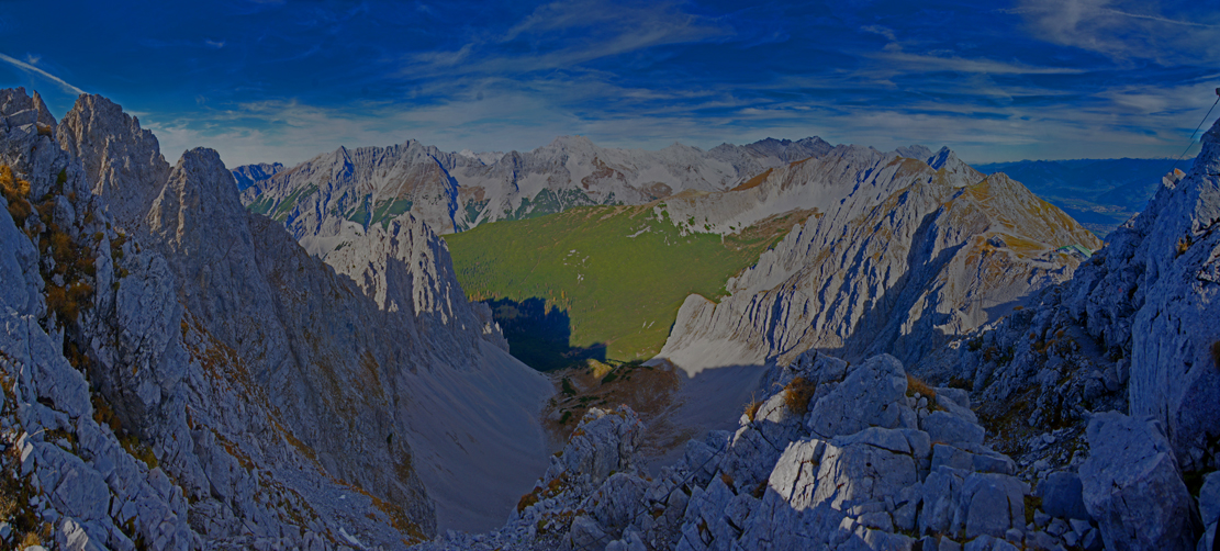 Grubach  Blick nach Norden vom Gipfel  /   ganz rechts sieht man die Station der Nordkettenbahn