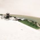 Grün-beiges Stillleben mit Pagode und See... China Gansu Mondsichelsee
