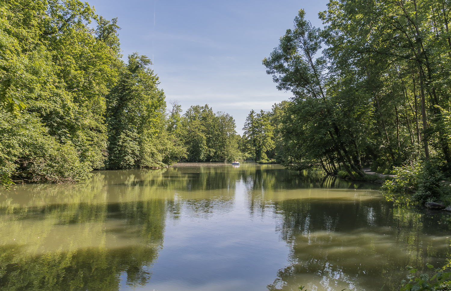 GRÜN BLAU UND EIN BOOT