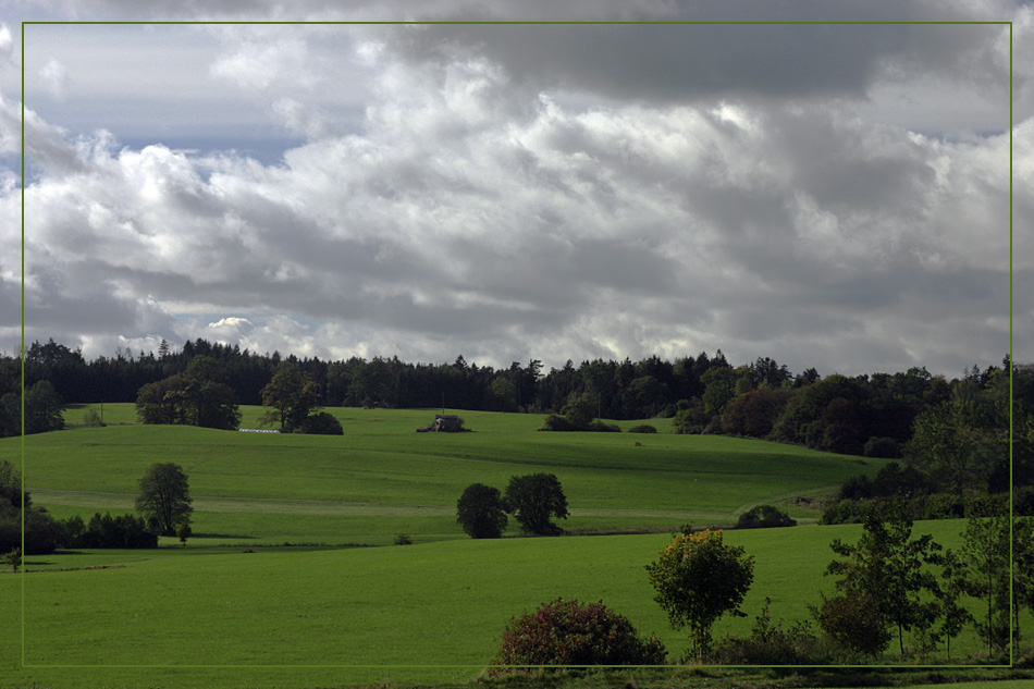 Grün und viele Wolken