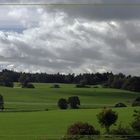 Grün und viele Wolken