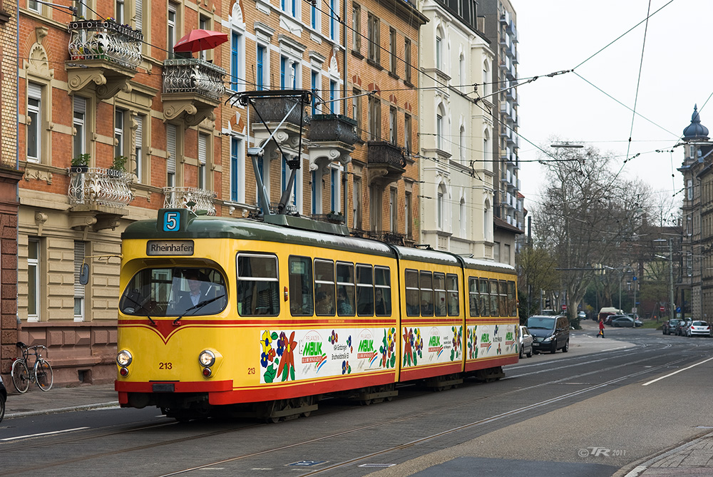 Gründerzeitidyll mit rotem Schirm