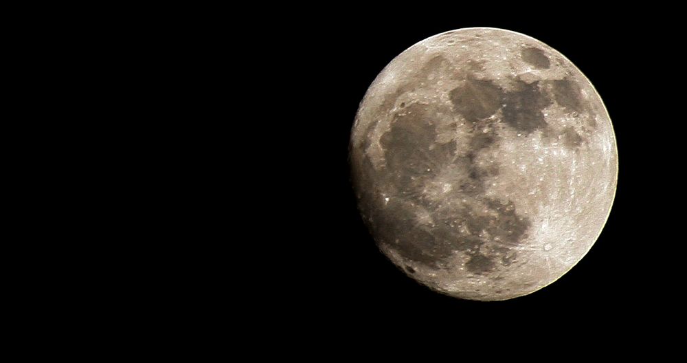 Gründonnerstag-Mond über Berlin