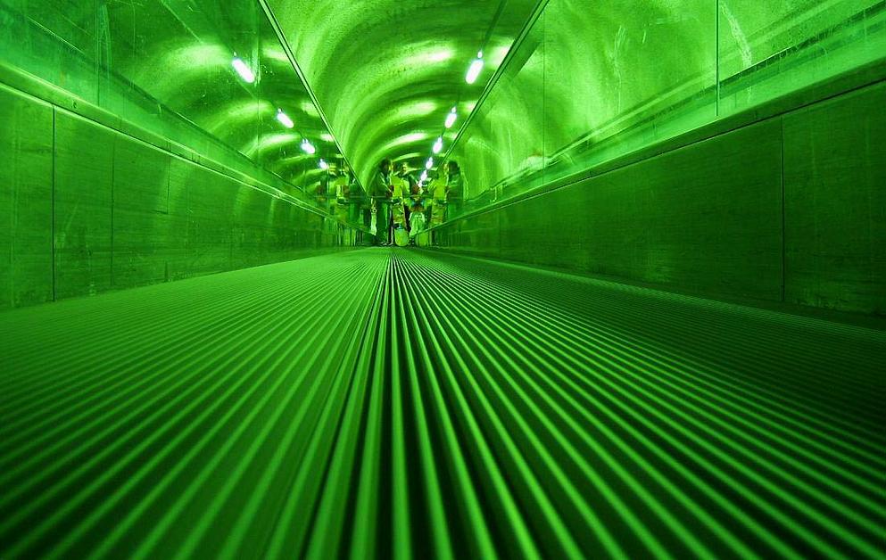 gruene beleuchtung in bewegung Foto & Bild | architektur, tunnel tunell