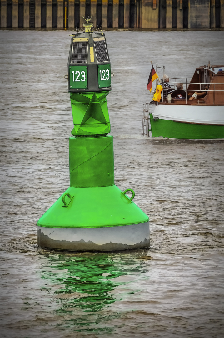 Grüne Boje – grünes Boot