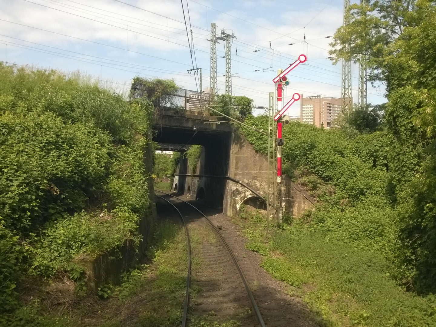 Grüne Einfahrt in Köln Eifeltor