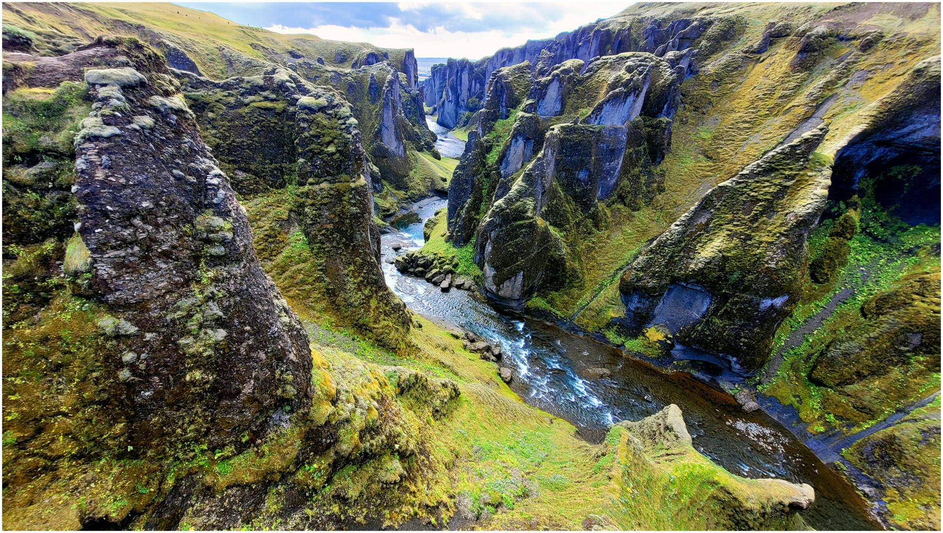 Grüne Felsenschlucht Fjaðrárgljúfur