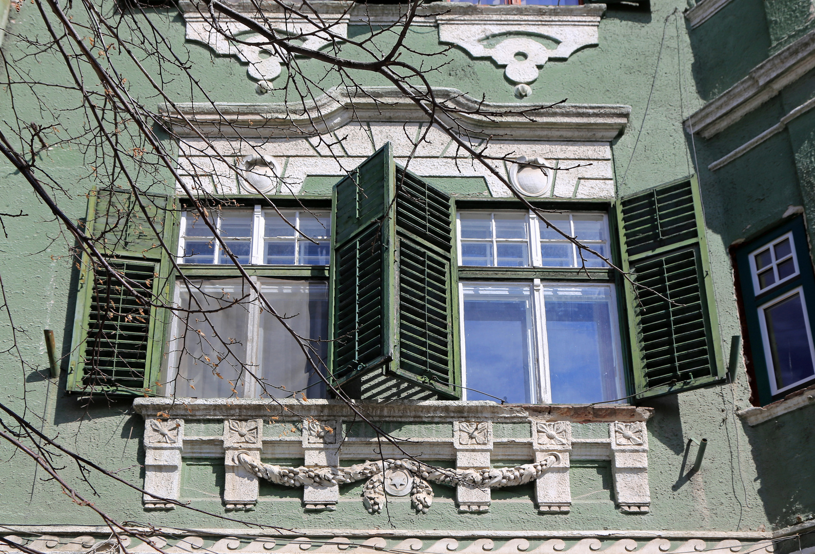 grüne fensterfront