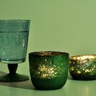 Grüne Kerzenbecher mit blaugrünem Trinkglas