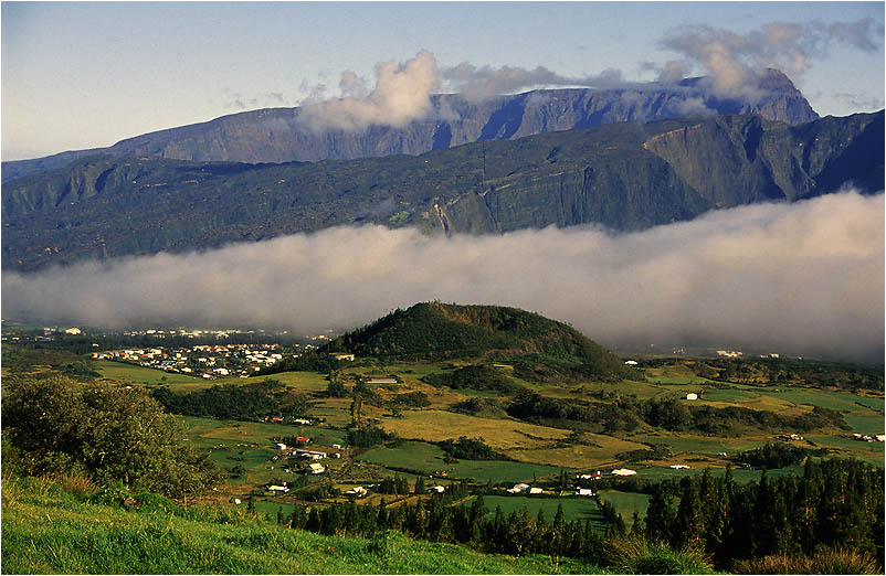 Grüne Kraterlandschaft