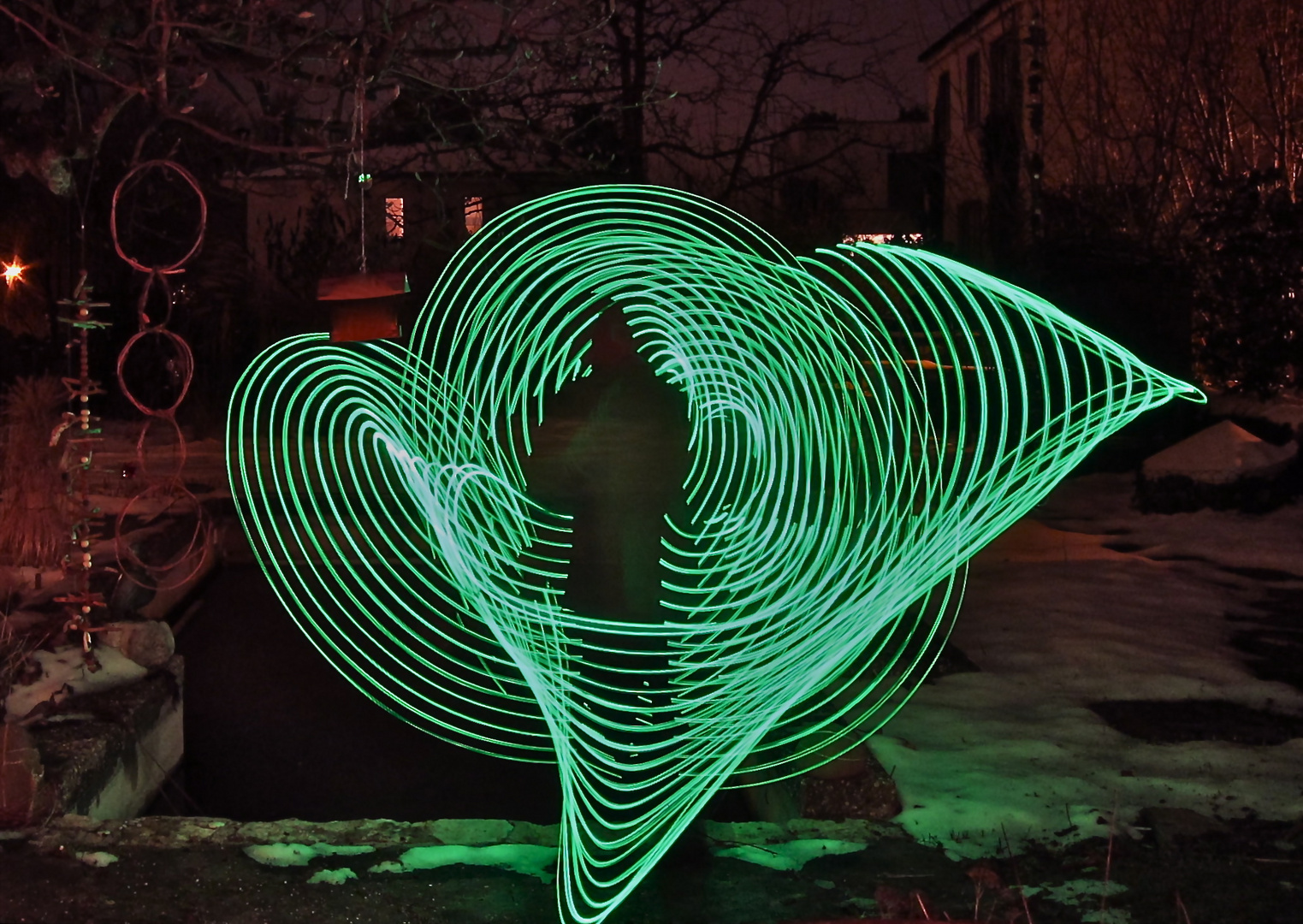 grüne lichtskulptur mit selbstschatten