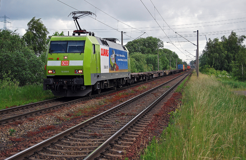 Grüne Lok im Grünen