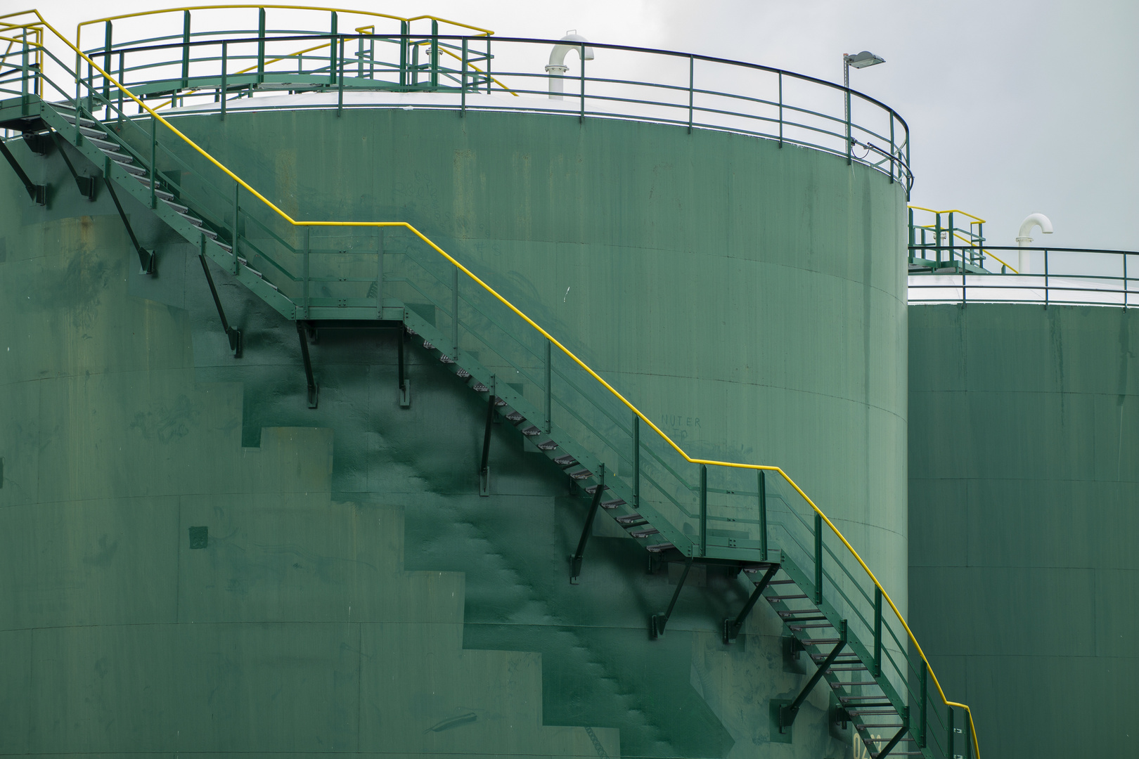 Grüne Silos, gelbe Treppen