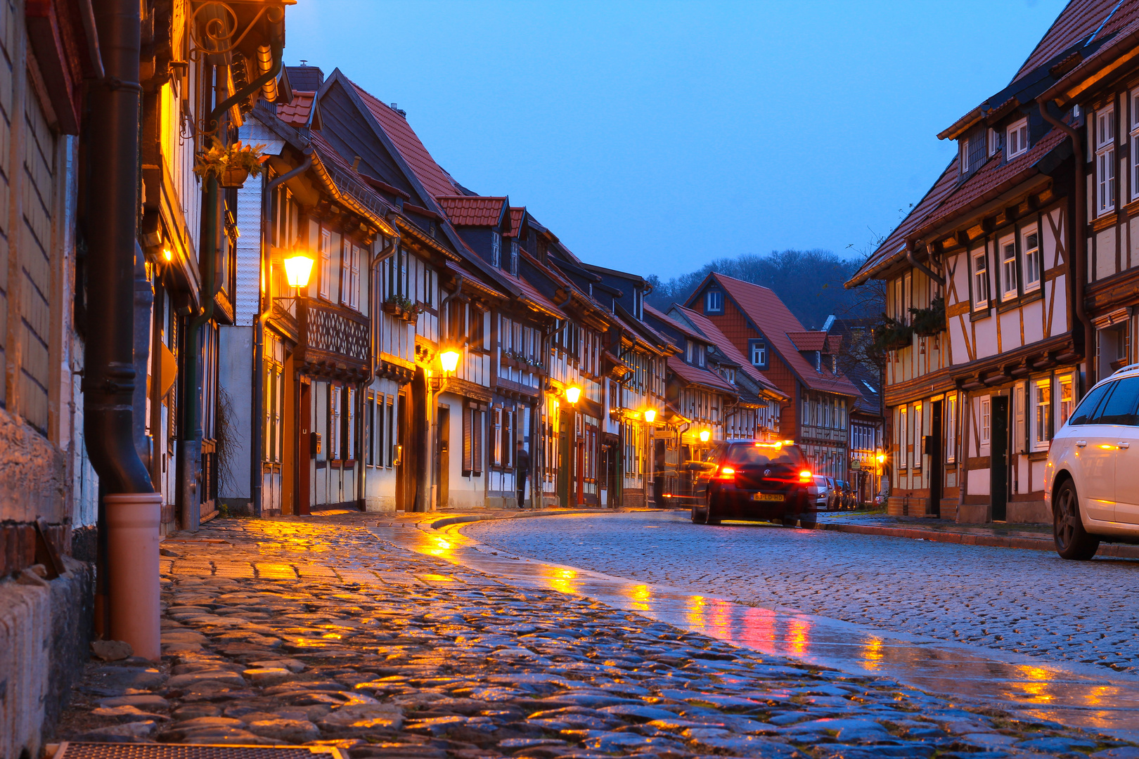 Grüne Straße in Wernigerode am frühen Abend 